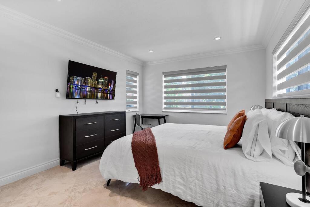 Luxury 3 Bedroom 5 Minutes To Ocean With Heated Pool Hollywood