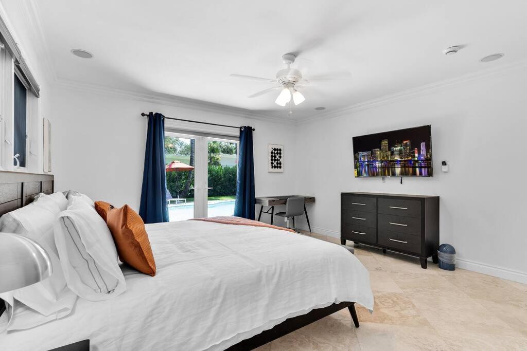 Luxury 3 Bedroom 5 Minutes To Ocean With Heated Pool *