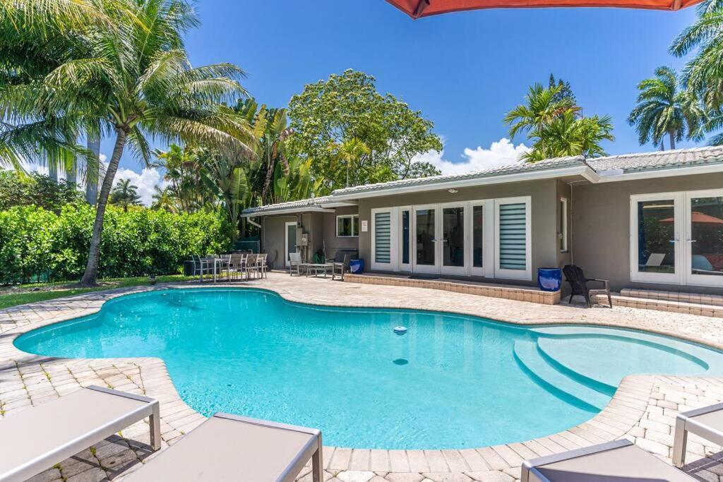 Luxury 3 Bedroom 5 Minutes To Ocean With Heated Pool Villa