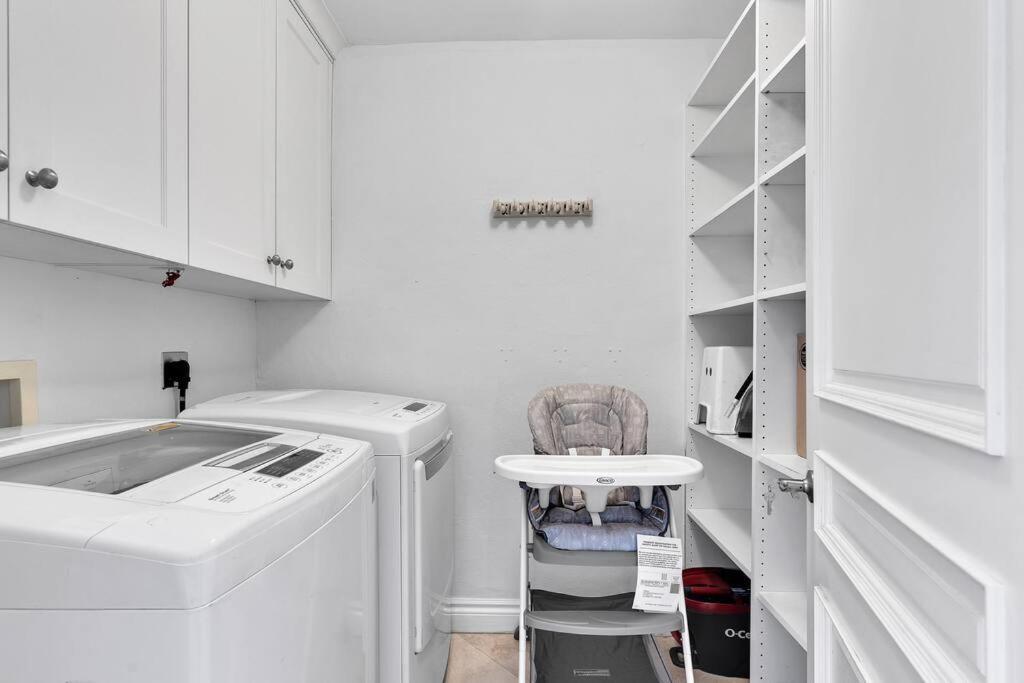 Luxury 3 Bedroom 5 Minutes To Ocean With Heated Pool *