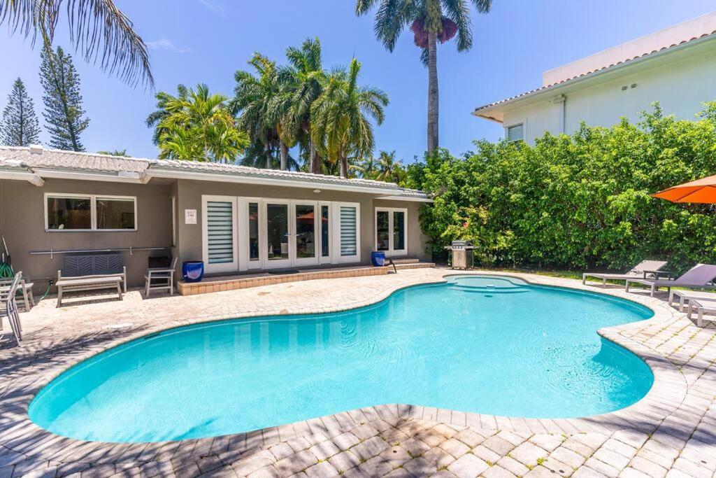 Luxury 3 Bedroom 5 Minutes To Ocean With Heated Pool Villa