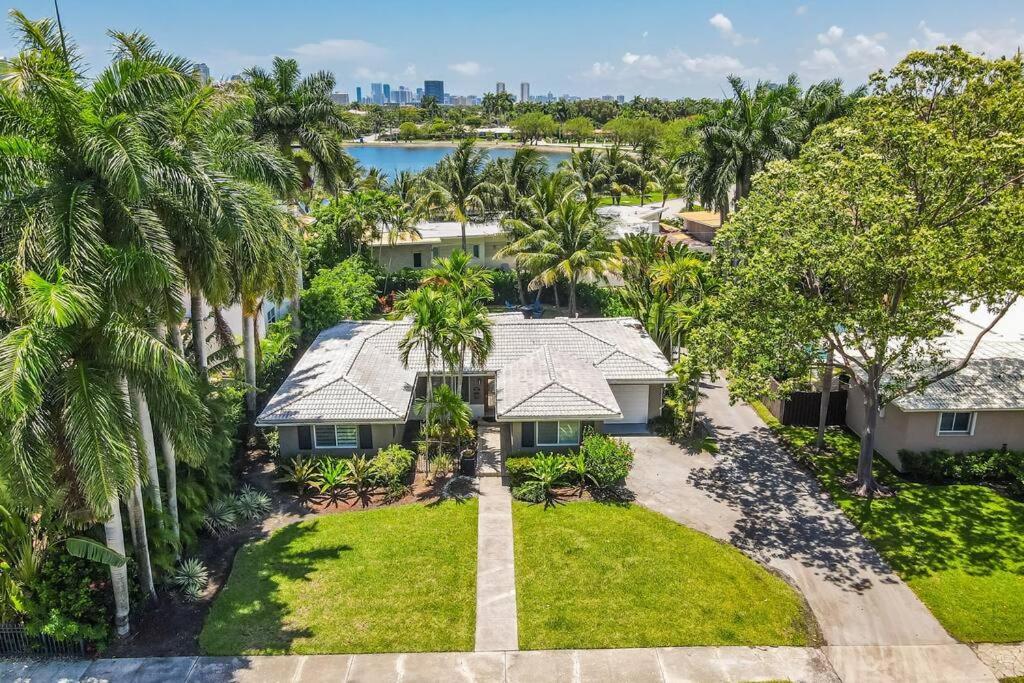 Luxury 3 Bedroom 5 Minutes To Ocean With Heated Pool Villa